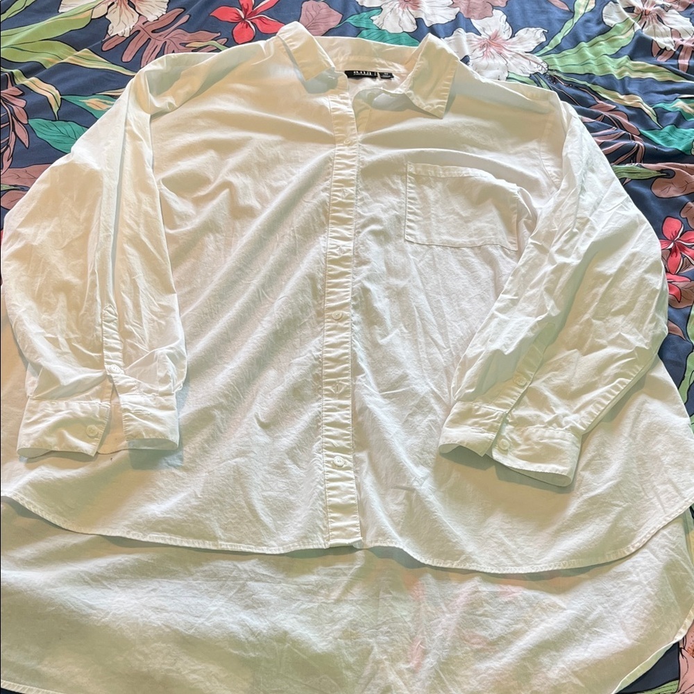 Pristine condition ! Worn once then laundered.